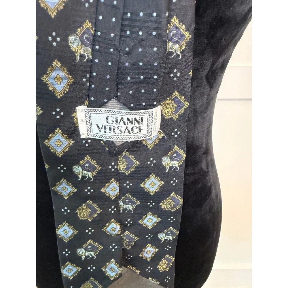 Gianni Versace Mens Vintage Silk Tie Medusa Head Lion Medallion Black Italy